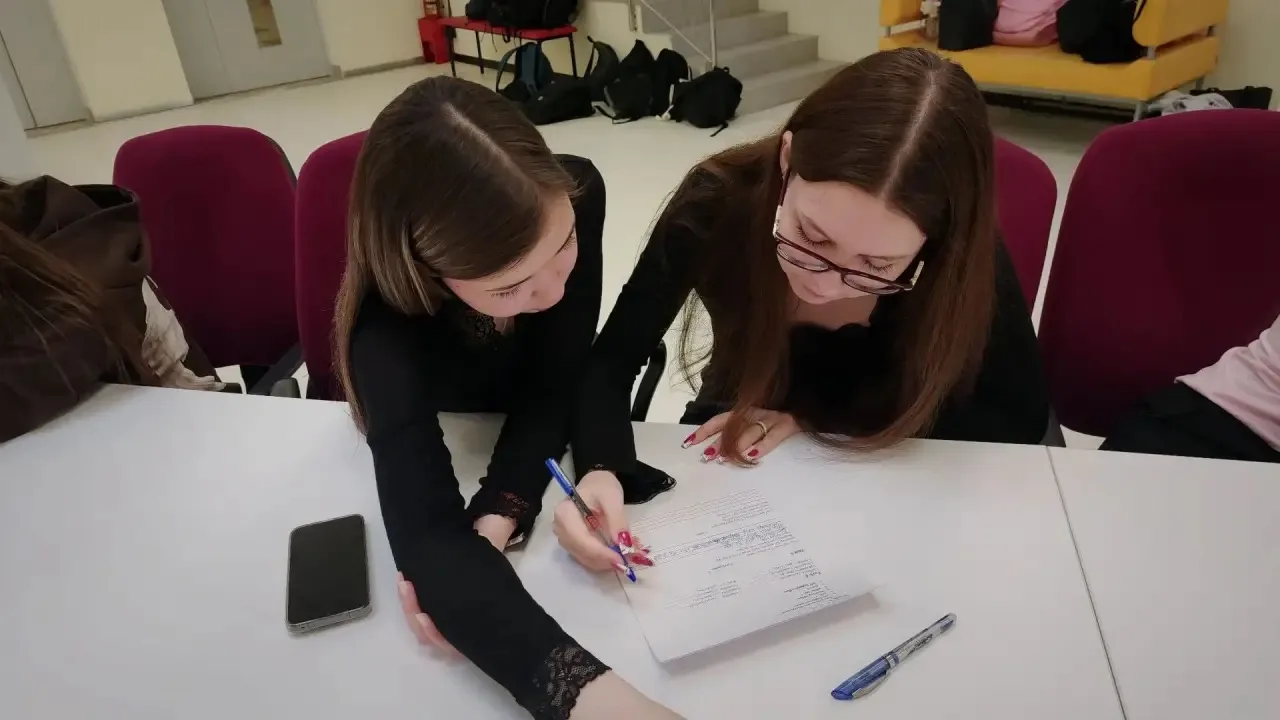 На днях наши девятиклассники превратились в настоящих исследователей. Две команды сразились в захват
