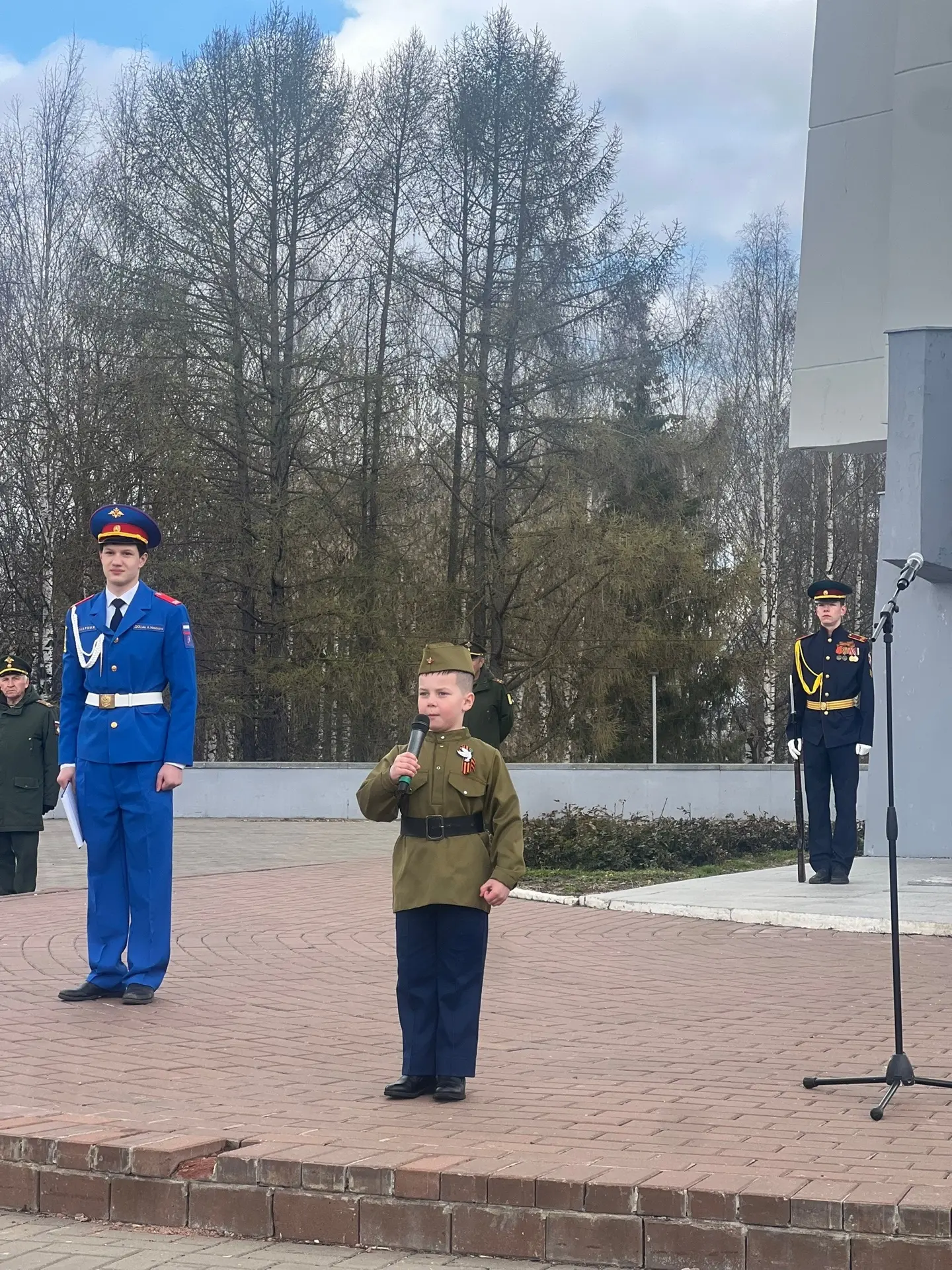 🇷🇺 ЮНАРМИЯ 🇷🇺  ✅ Торжественное мероприятие в Парке Победы собрало юнармейцев и горожан, чтобы почтит