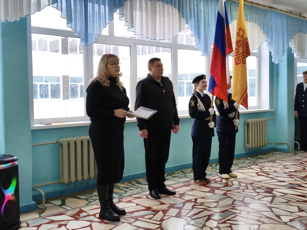 🇷🇺Утро понедельника в школе началось с торжественной линейки, церемонии выноса флага и исполнения ги