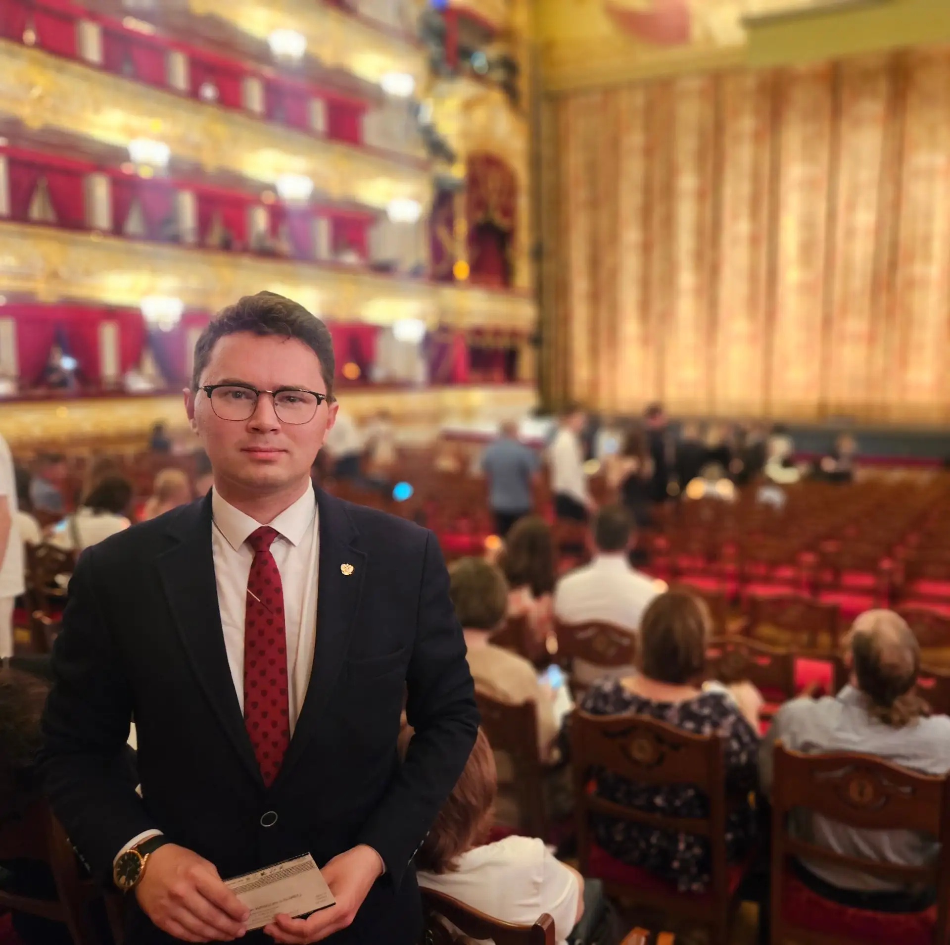 Вечер субботы посвятил культурной программе: приехал в Большой театр, на историческую сцену.