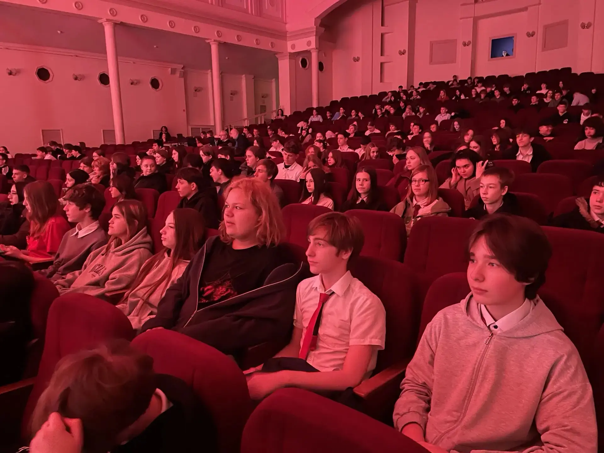 🎭 Память не гаснет, пока звучат стихи  В рамках программы «Пушкинская карта» учащиеся нашей школы по