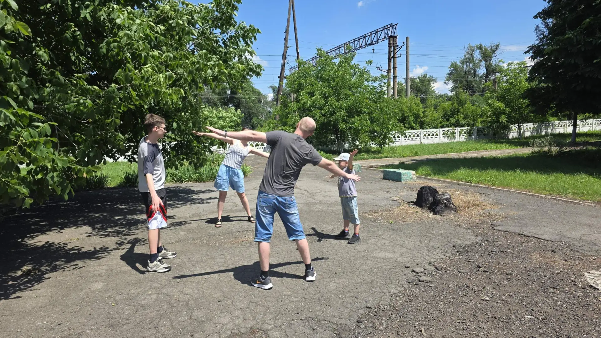 Семейная зарядка в рамках недели семейного спорта «Моя семья – моя опора»
👮👮👮   Для поддержки вое