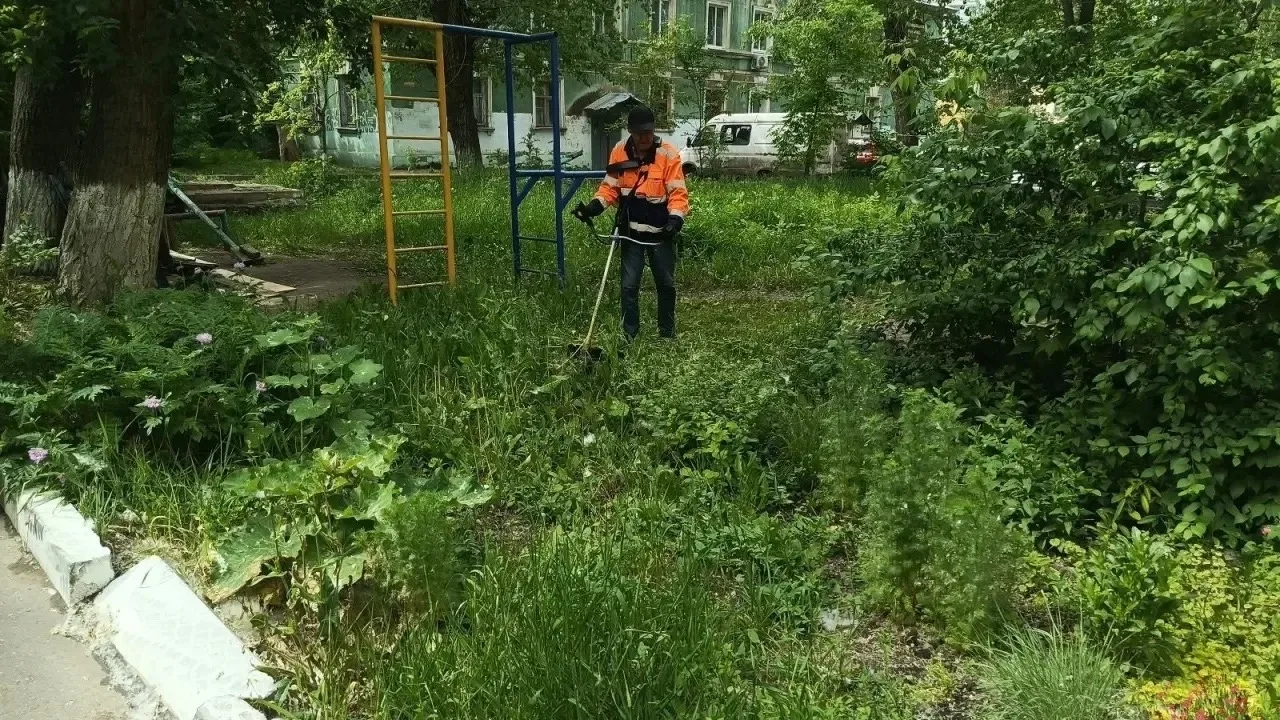 🌿Делимся с вами фотографиями преображения Ленинского района! 

МБУ «САХТОБ» продолжает покос травы,