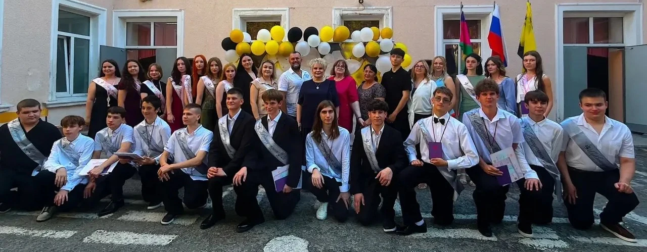 🎓 Главный документ в руках!

Сегодня в нашей школе прошла торжественная церемония вручения аттестат