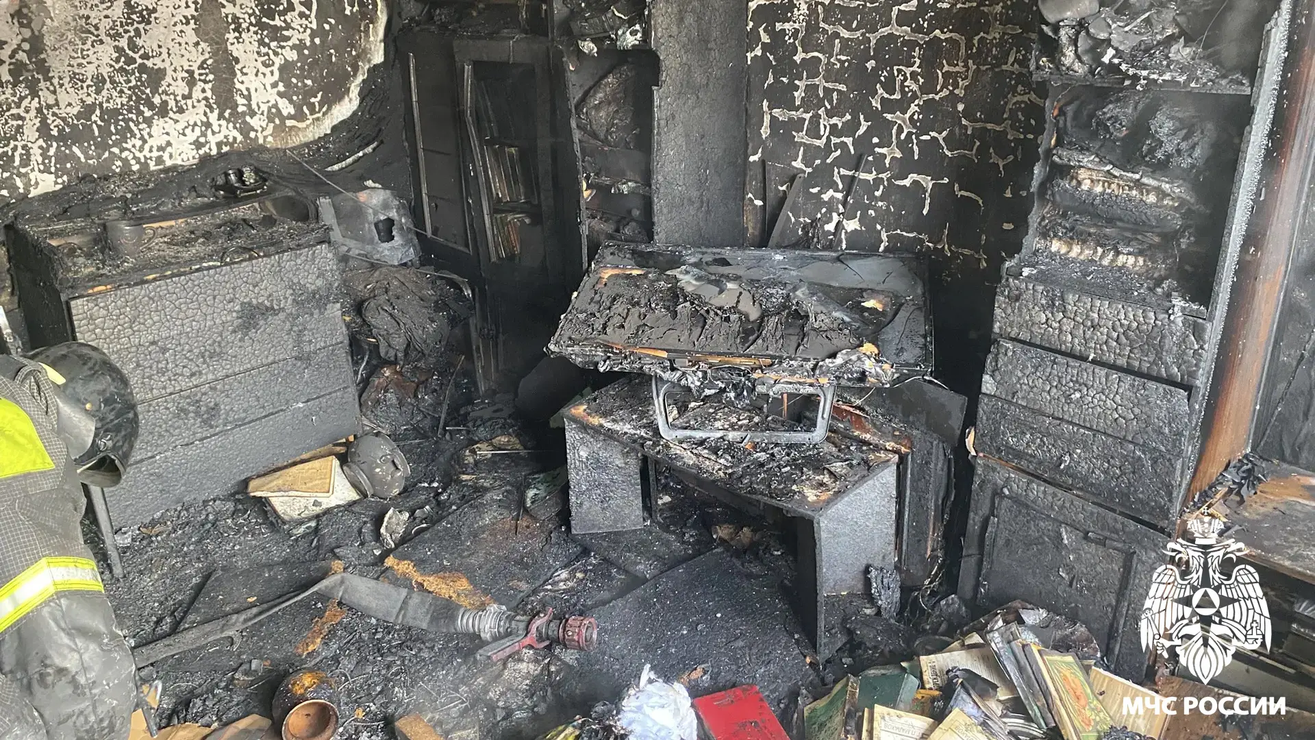 🔥 В Новокузнецке сотрудники МЧС России спасли людей из многоэтажного жилого дома  В Заводском районе