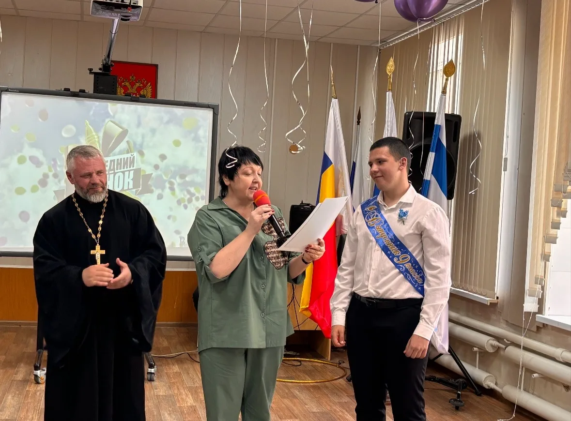 Последний звонок🔔

Вот и отзвенел последний звонок! Грустно? Немного. Но впереди - целая жизнь! С п