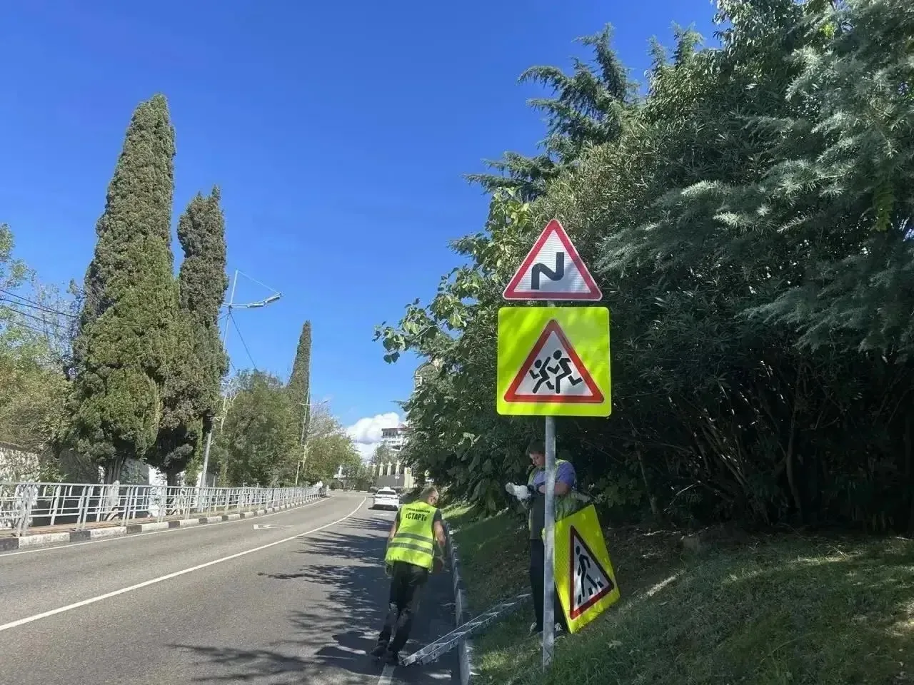 🛣 Продолжаются регулярные работы на автомобильной дороге «Сочи – Хоста»