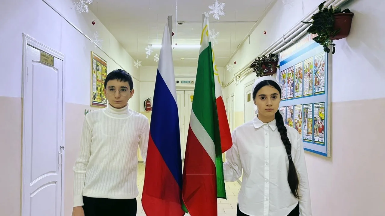 Новая неделя в нашей школе началась с  линейки и поднятия государственных флагов под гимны Российско