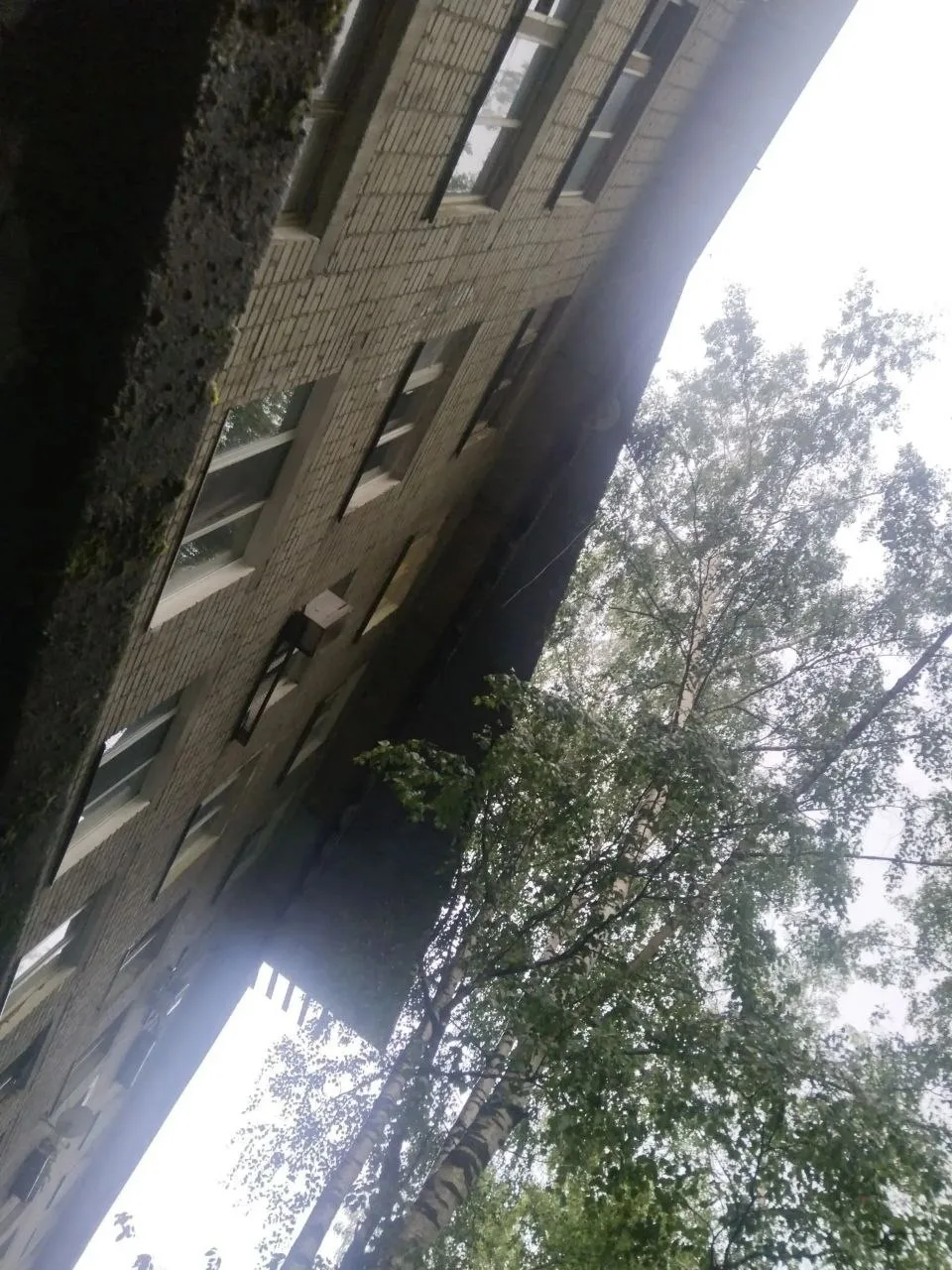 Администрация Ленинского района проводит обследование дома после того, как с него слетела часть крыш
