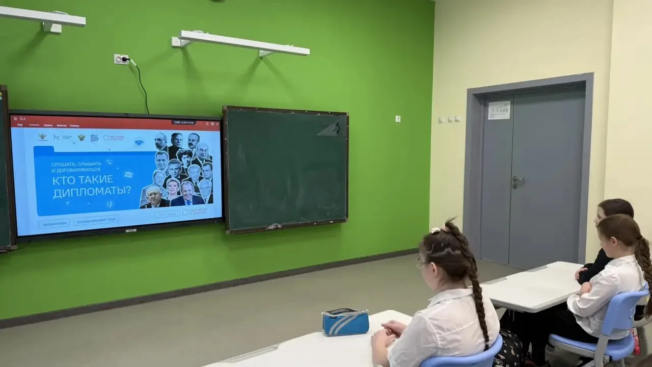 🇷🇺РАЗГОВОРЫ О ВАЖНОМ🇷🇺   👩‍💻Сегодня, 9 февраля, во 2-м корпусе МАОУ “Школа No 32” после пения гимна 