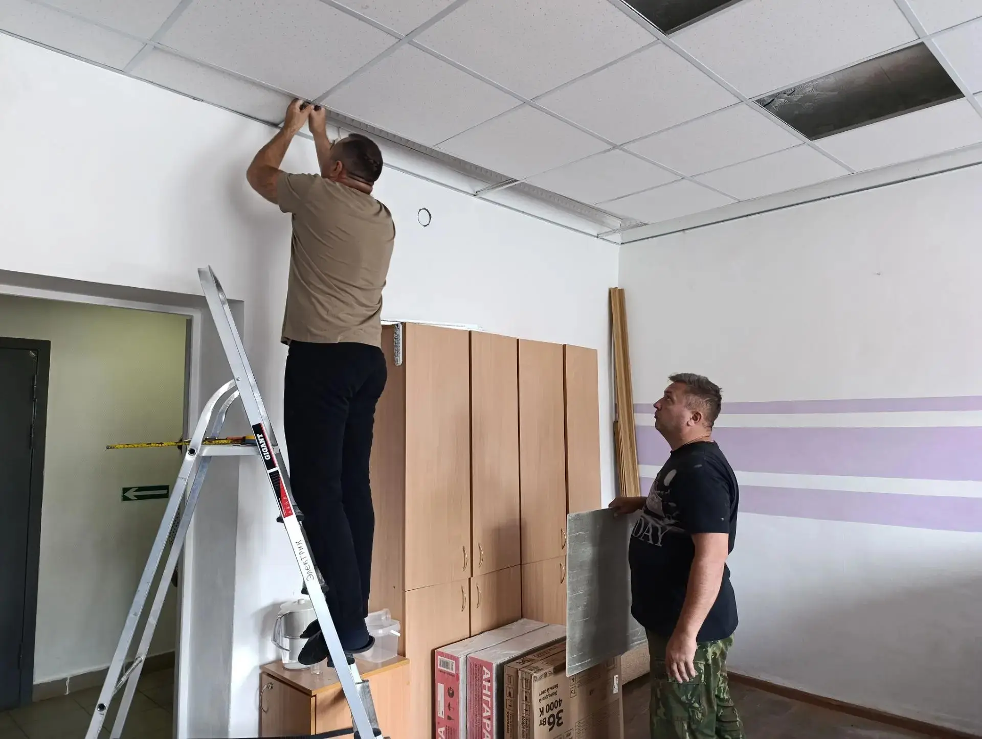 Лето в школе - время перемен

Продолжается подготовка  школы к новому учебному году, и сейчас в каби