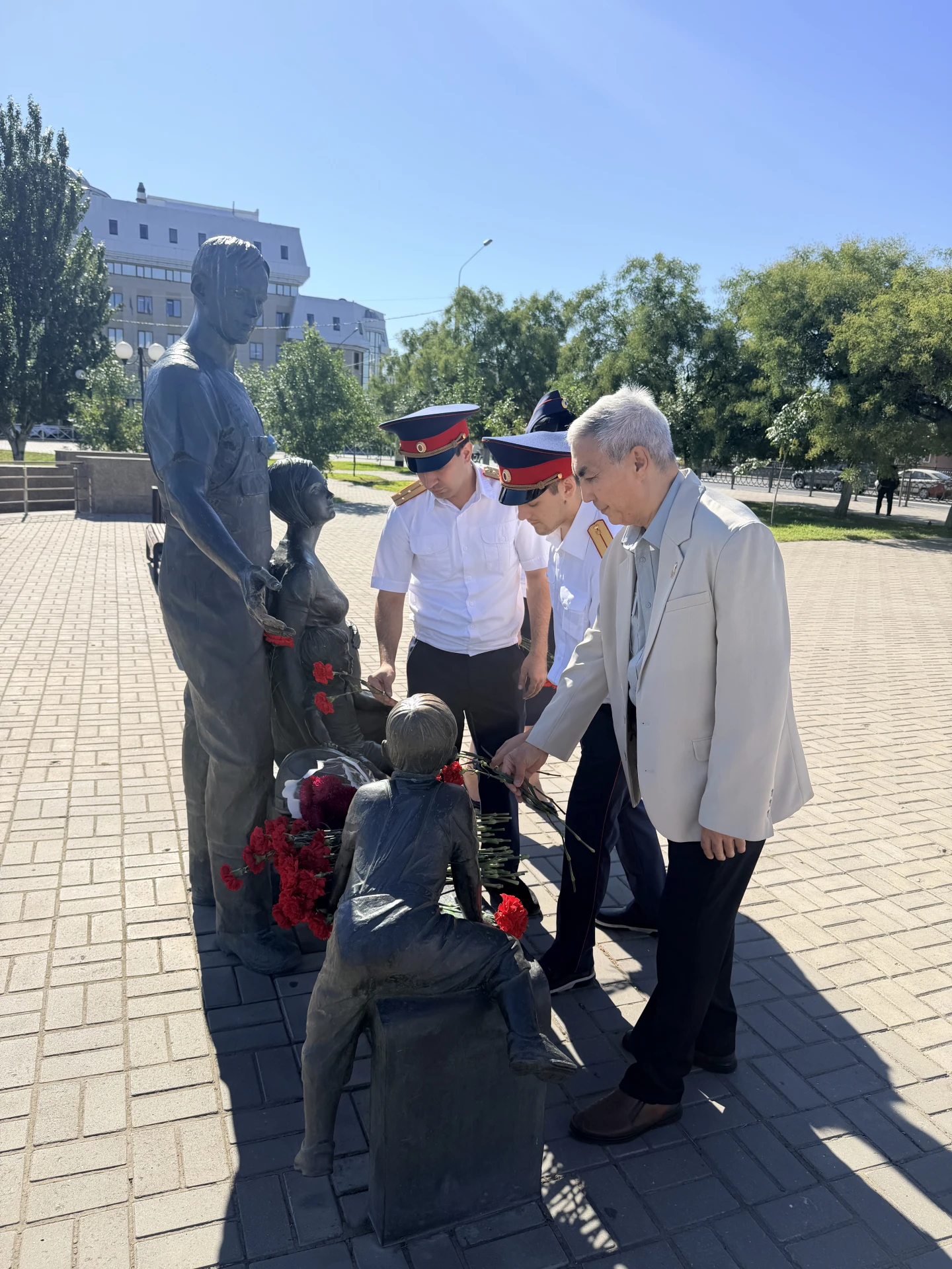 В Астрахани сотрудники следственного управления совместно с кадетами профильных классов...