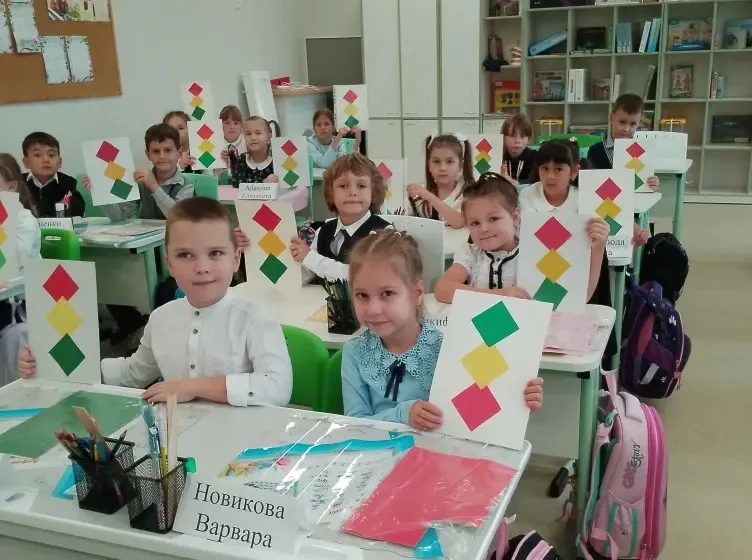 В 1 «З» классе прошёл урок безопасности, посвящённый правилам поведения на дороге. Ребя...