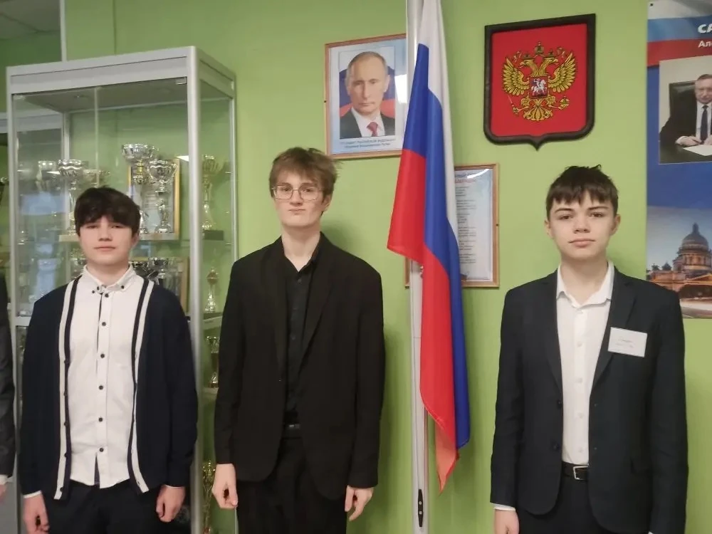 Поднятие флага 🇷🇺 16 февраля   Сегодня эта почетная обязанность возложена на дежурный 9Б класс  Дежу
