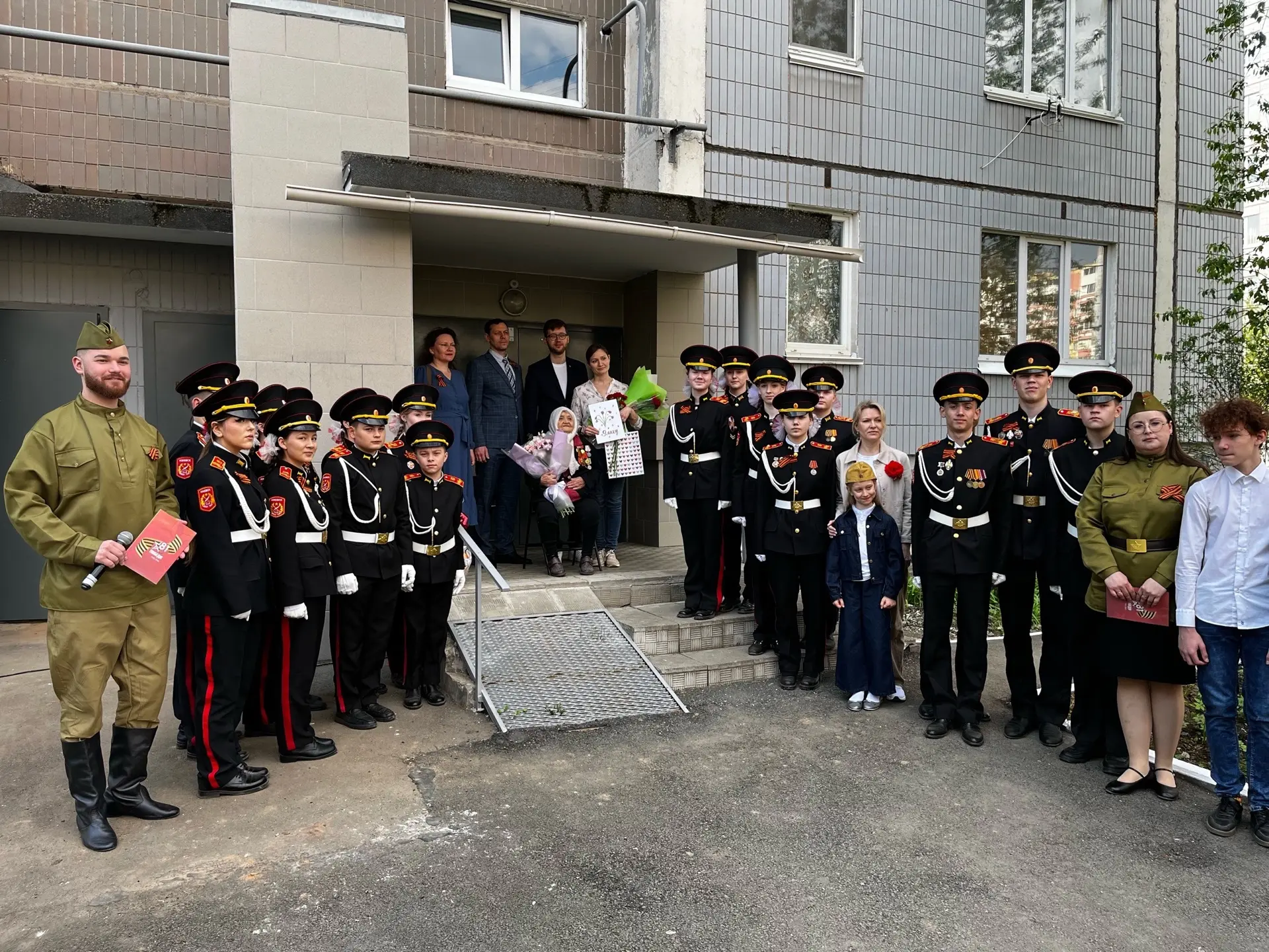 8 мая кадеты старших классов нашей школы приняли участие в городской акции «Рядом с тоб...