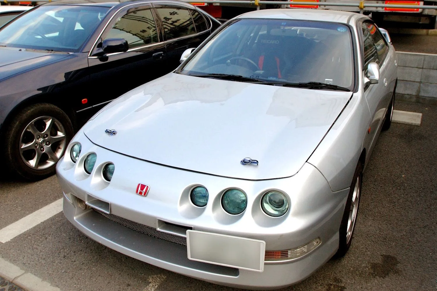 Нужно больше фар! Купе Honda Integra с тюнинг-пакетом одной из японских фирм.