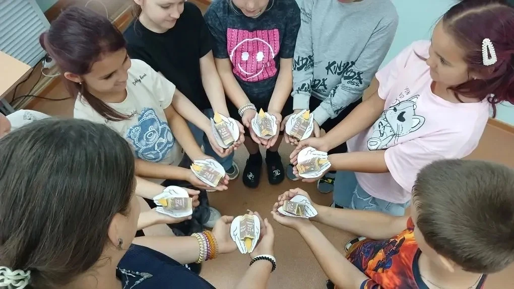 🌞 Один день в лагере: от торжественной линейки до «Свечи памяти»
Говорят, что один день в летнем ла