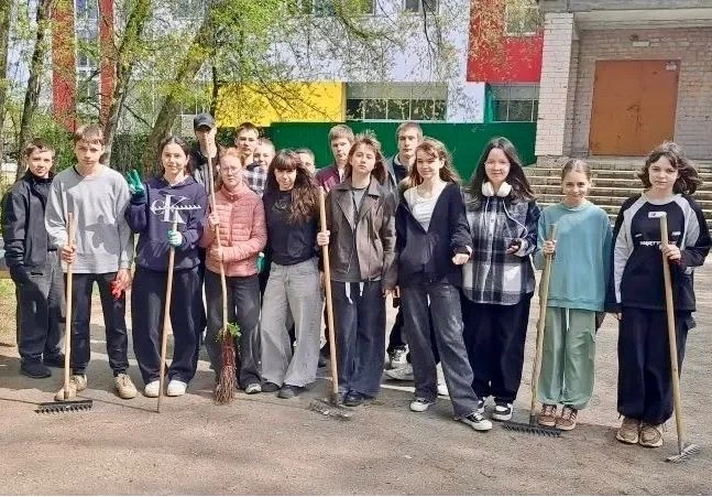 6 мая учащиеся ЦО №5 "им. 63-го Угличского пехотного полка" вышли на весенний субботник. И убирали о
