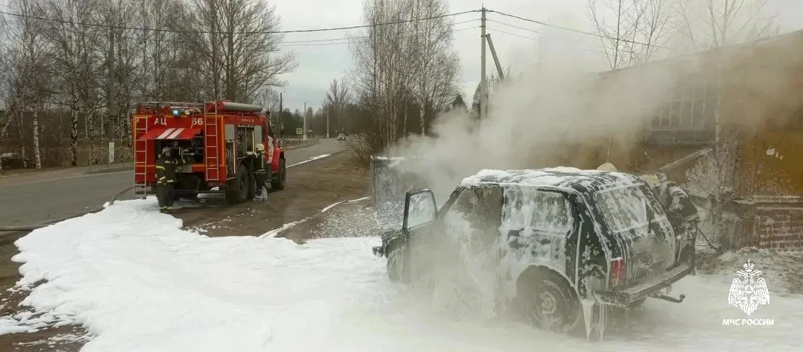 💥 В Мантурово на АЗС вспыхнуло авто с газовым баллоном в багажнике   Трагедия едва не произошла.  Ут
