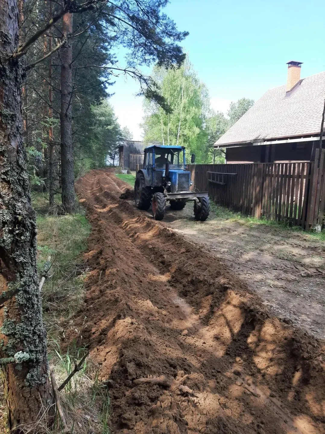 В связи с противопожарным режимом проводится опашка в населенных пунктах на территории ...