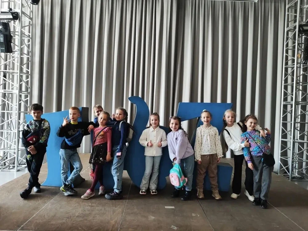 🎭✨ 1 «М» класс в Театре юного зрителя! ✨🎭  Дружный 1 «М» класс вместе с учителем Еленой Сергеевной Ш