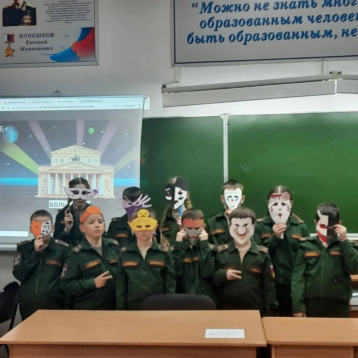 🎭 Всемирный день театра в нашем лицее продолжается!  За кулисами кипит волшебство — наши ученики сам