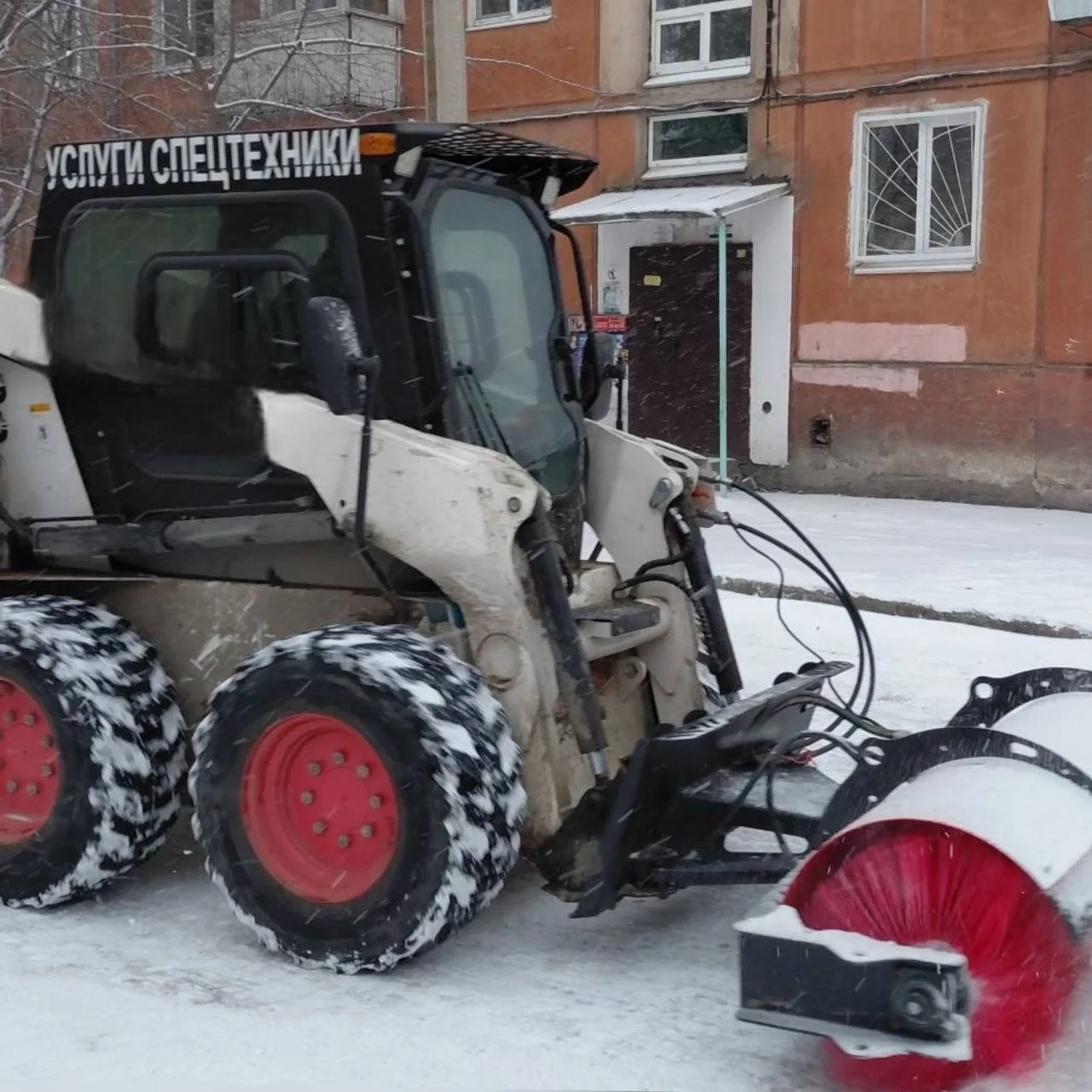 ❄️ Продолжаем уборку снега в Ленинском округе!   Наша команда дворников продолжает активную работу п