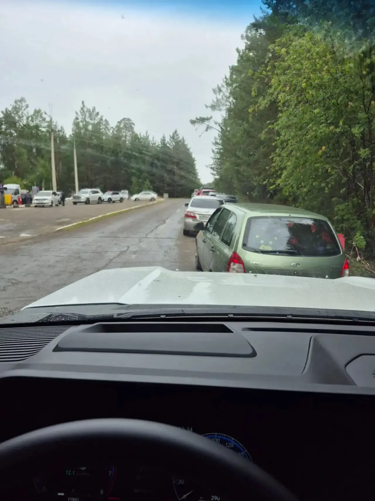Под горой и на АТП люди ждут бензовоз с 92-ым. Очереди.