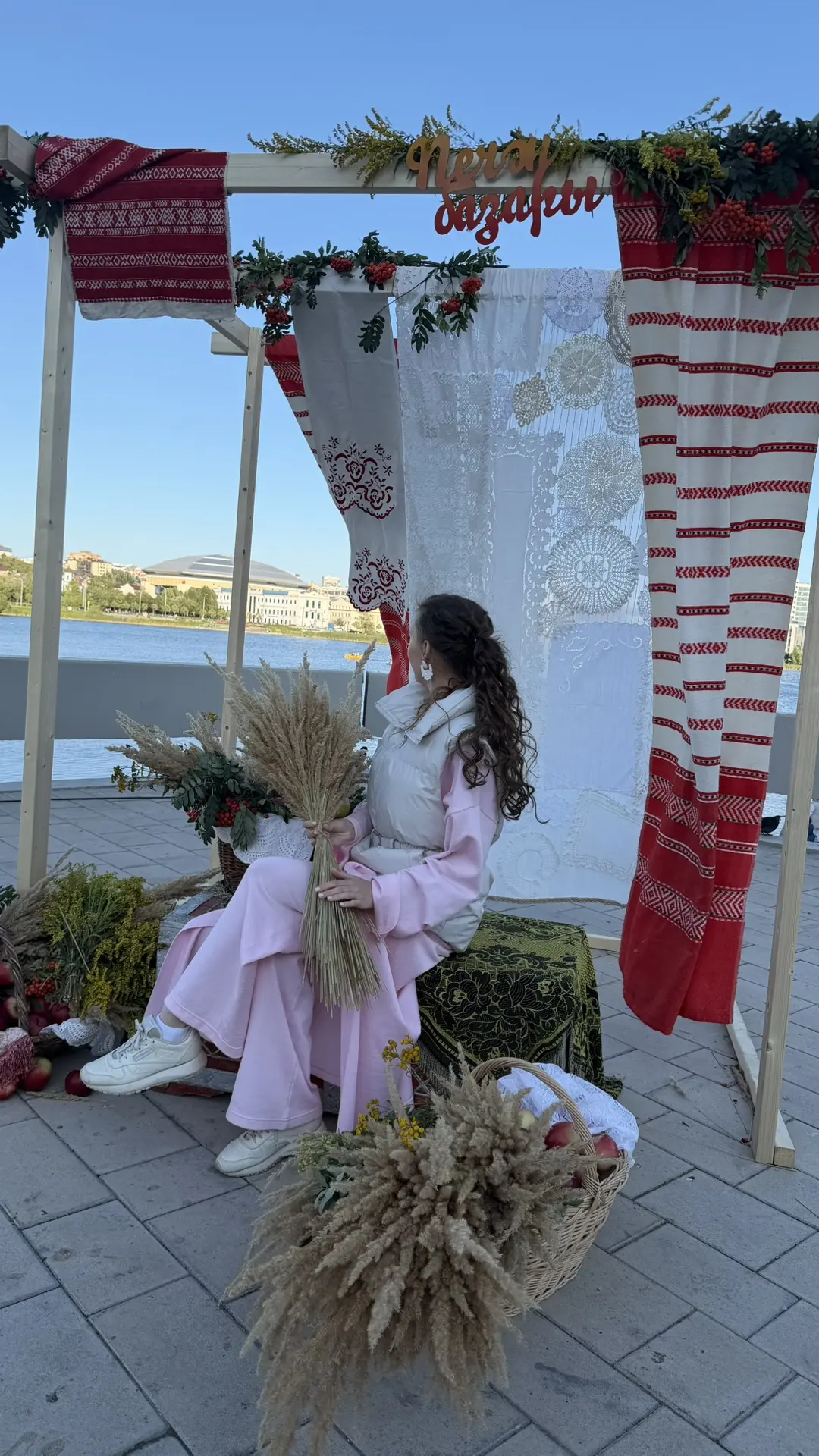 Печән базарыннан тагын бераз өзекләр калдырам. 😃 Сатуда милли киемнәр, калфаклар, милл...