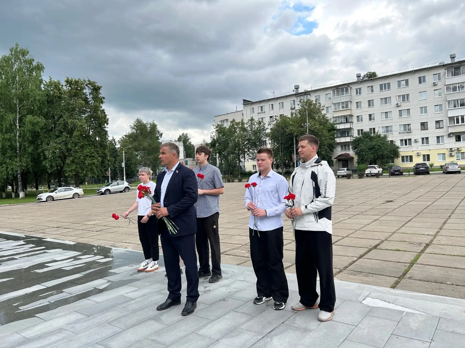 Вчера, в День памяти и скорби, в 12:15 и.о. ректора А.М. Демченко вместе со студентами склонили голо
