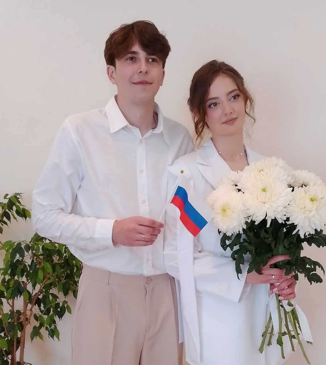 🇷🇺 Семья — основа России!
Три пары из Балтийска отметили свадьбу накануне Дня России. 

Среди моло