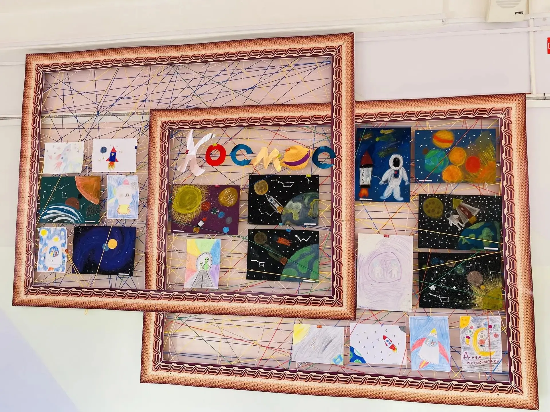 🚀 В нашей гимназии — космическая выставка рисунков и поделок! 🌌 🎨 Ученики представили свои работы: о
