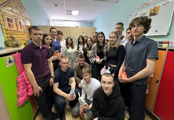 Трудовой академический десант навел порядок в подшефных вузу учреждениях: были вымыты окна, убрана п