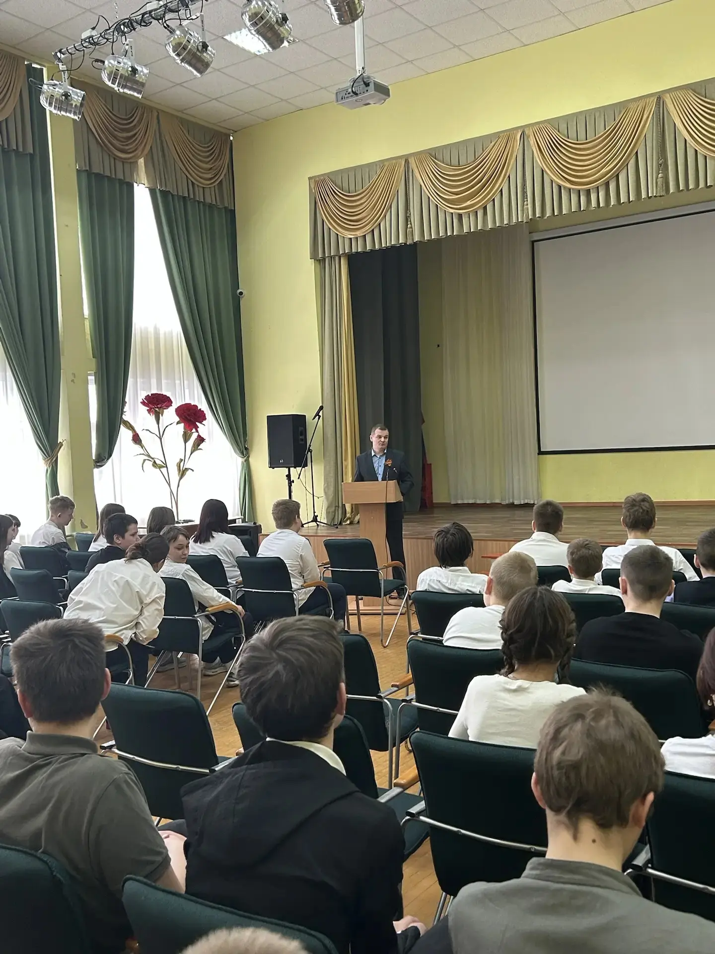 В преддверии 9 мая директор школы Сергей Николаевич Хозяинов провёл для учеников 7-х классов урок му