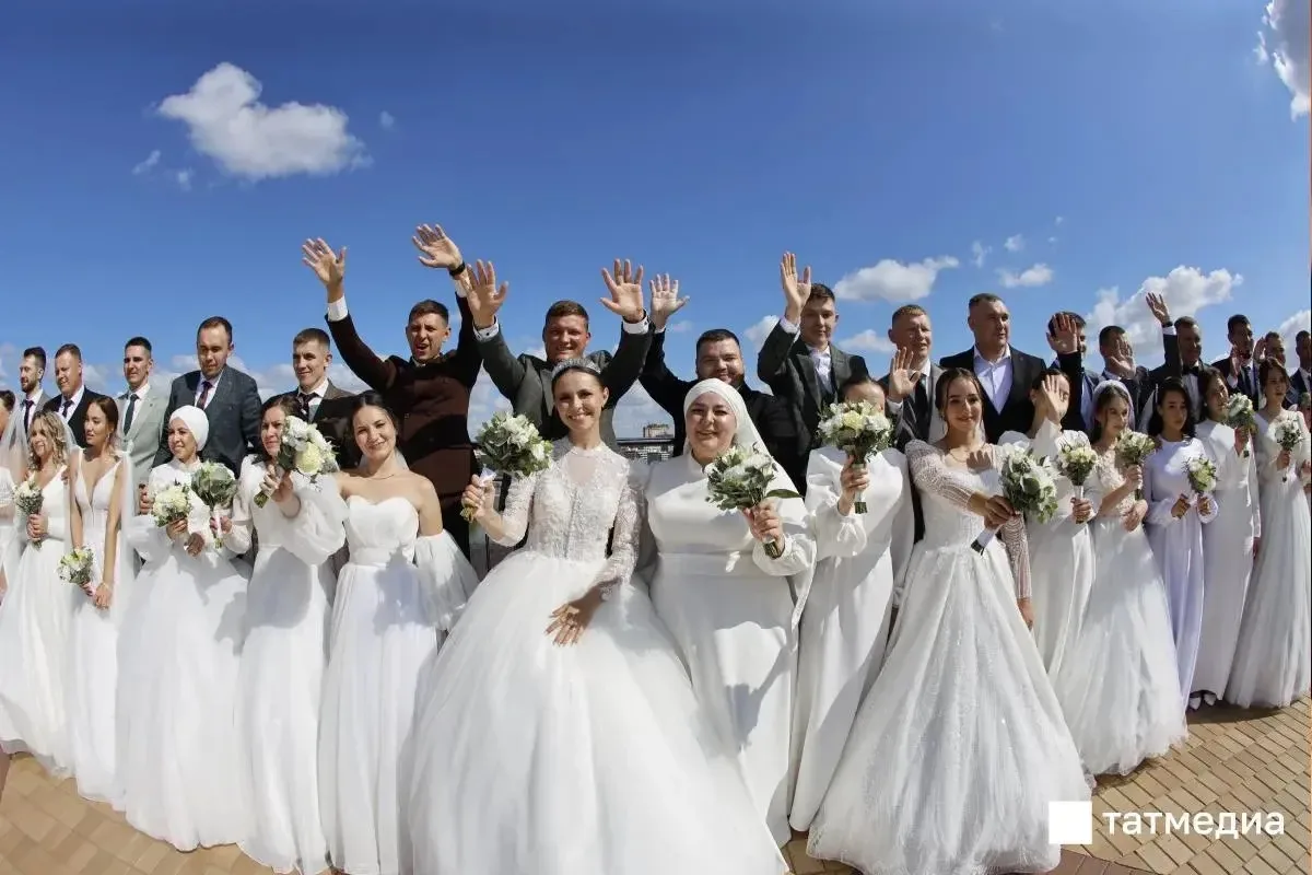 🌹💍В День республики десятки пар одновременно зарегистрируют брак у Центра семьи «Казан»

Десятки п