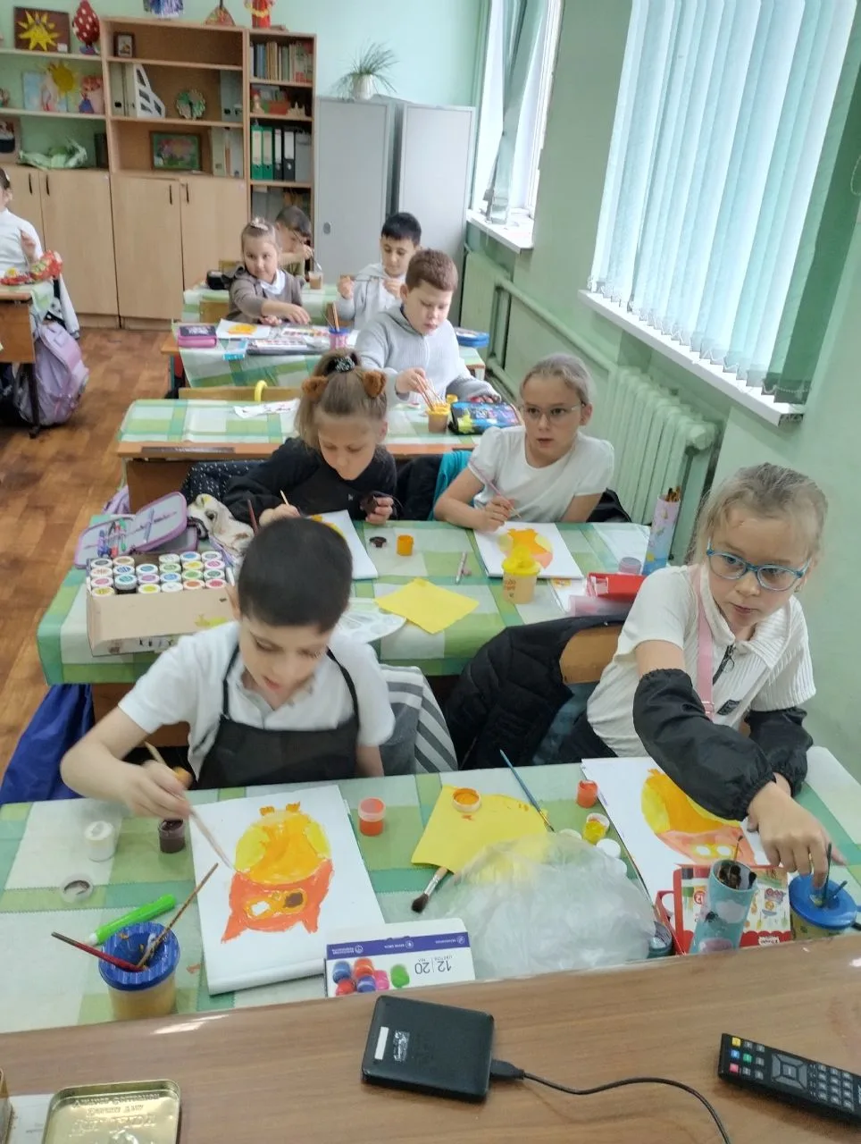 Удивительный мир рисунков 🎨  Ученицы 5 "А" класса Алаторцева Мария и Лагутина Майя провели урок рисо