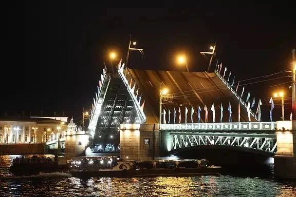 🌉 В ночь с 3 на 4 октября, звуковое шоу «Поющие мосты» будет посвящено Дню учителя.