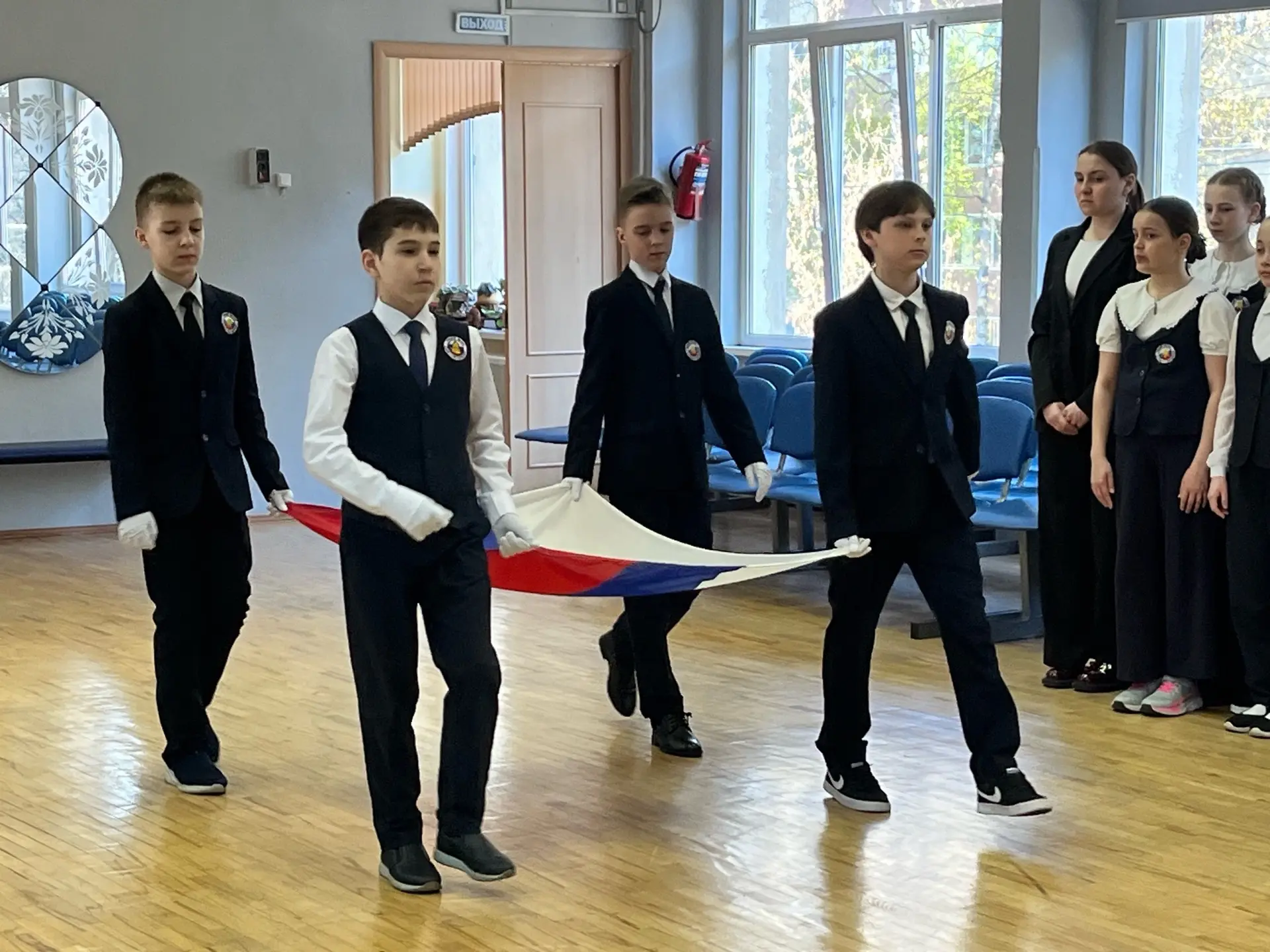 🇷🇺ТОРЖЕСТВЕННАЯ ЛИНЕЙКА🇷🇺  📌Флаг Российской Федерации - это символ национального единства, патриотиз