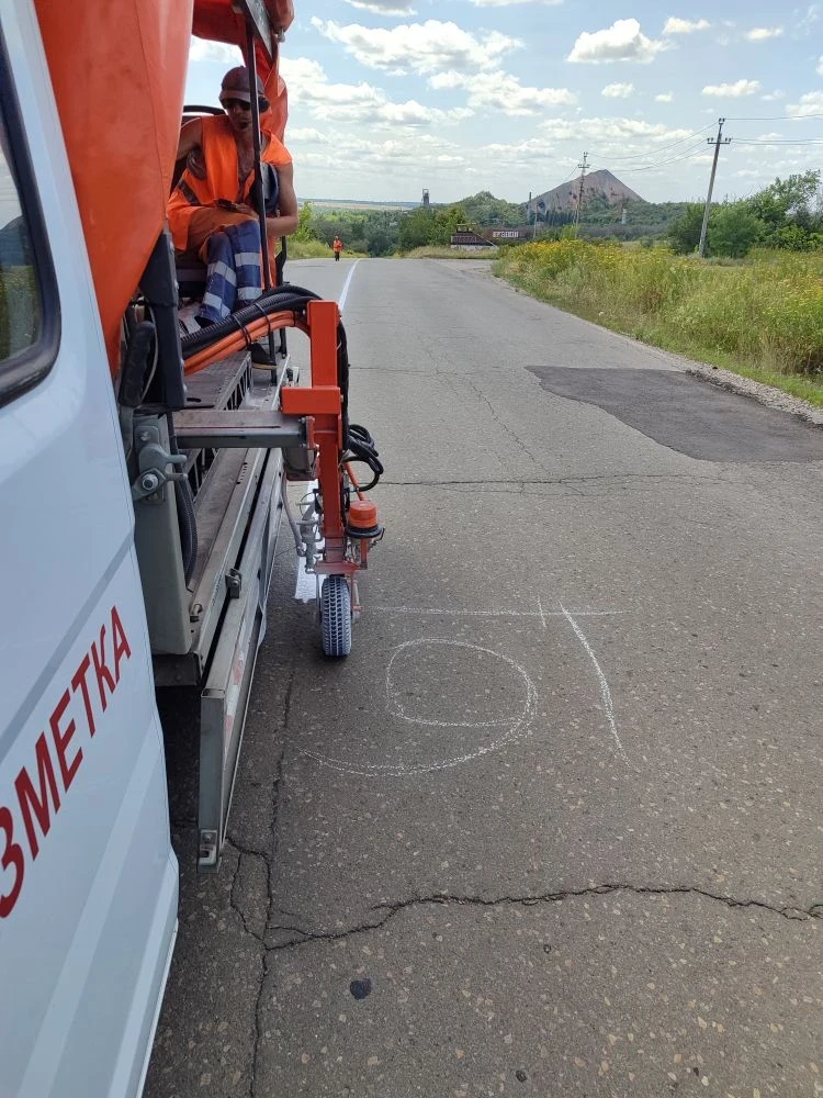 🦺ГУП ЛНР "Луганский автодор" обновил дорожную разметку на автомобильной дороге межмуниципального зн