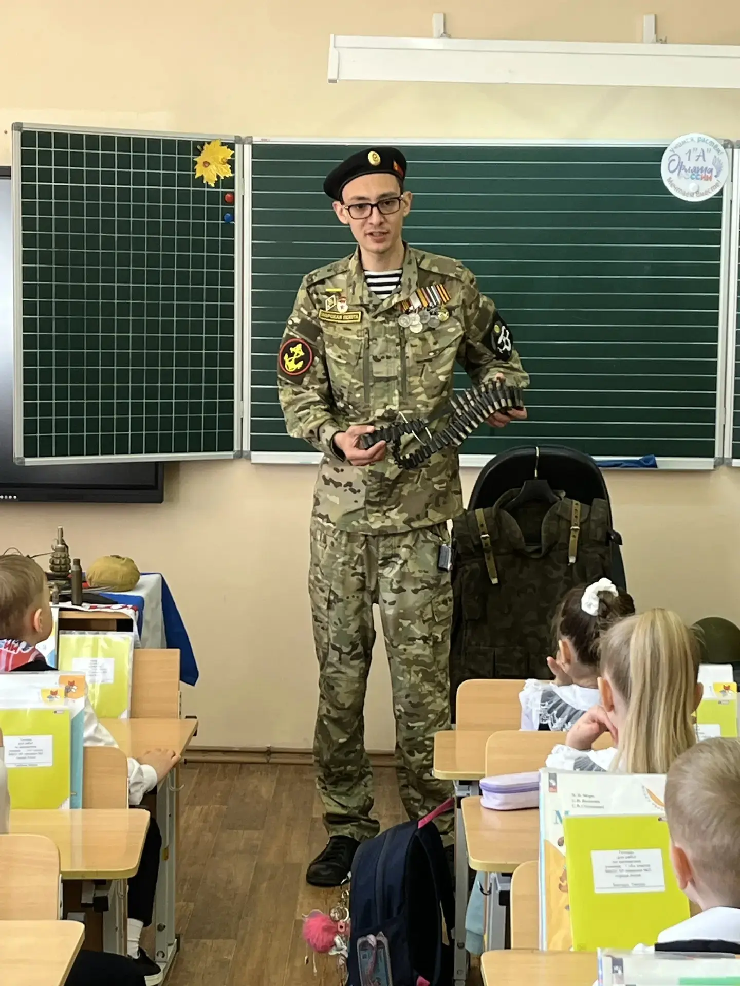 А гимназии прошли "Уроки Мужества". В гости к ребятам приходил Гвардии Лейтенант запаса Васильев Вла