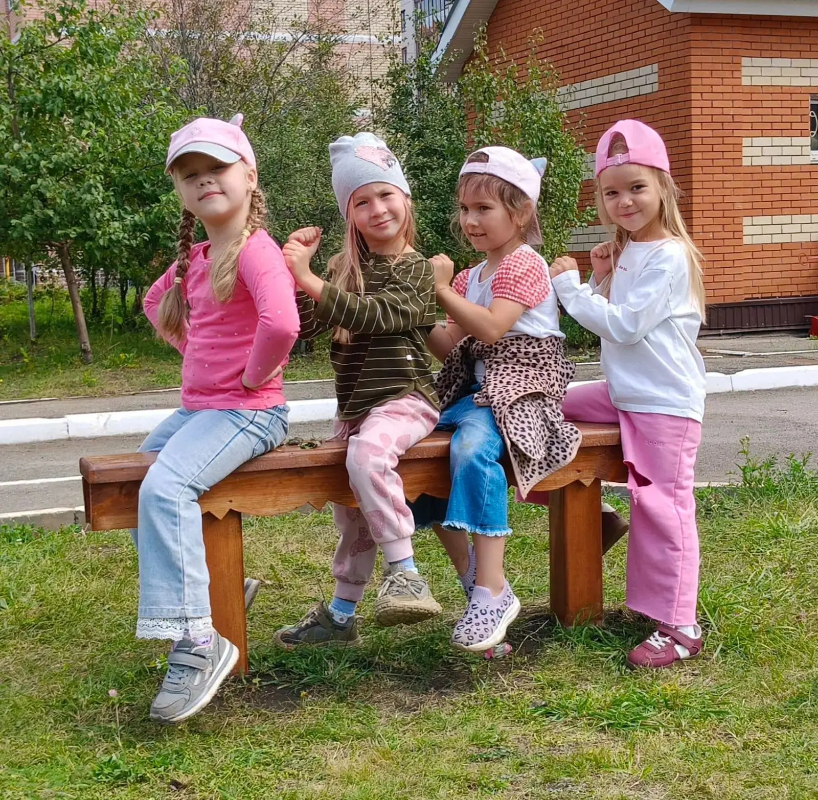 Прогулка в детском саду не только прекрасное время для развлечений на свежем воздухе, н...