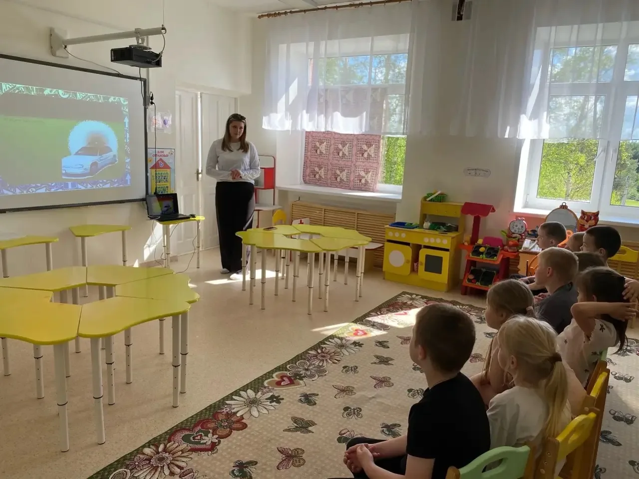 🚦 «Красный. Жёлтый. Зелёный.»: дошкольники изучили правила дорожного движения в игрово...