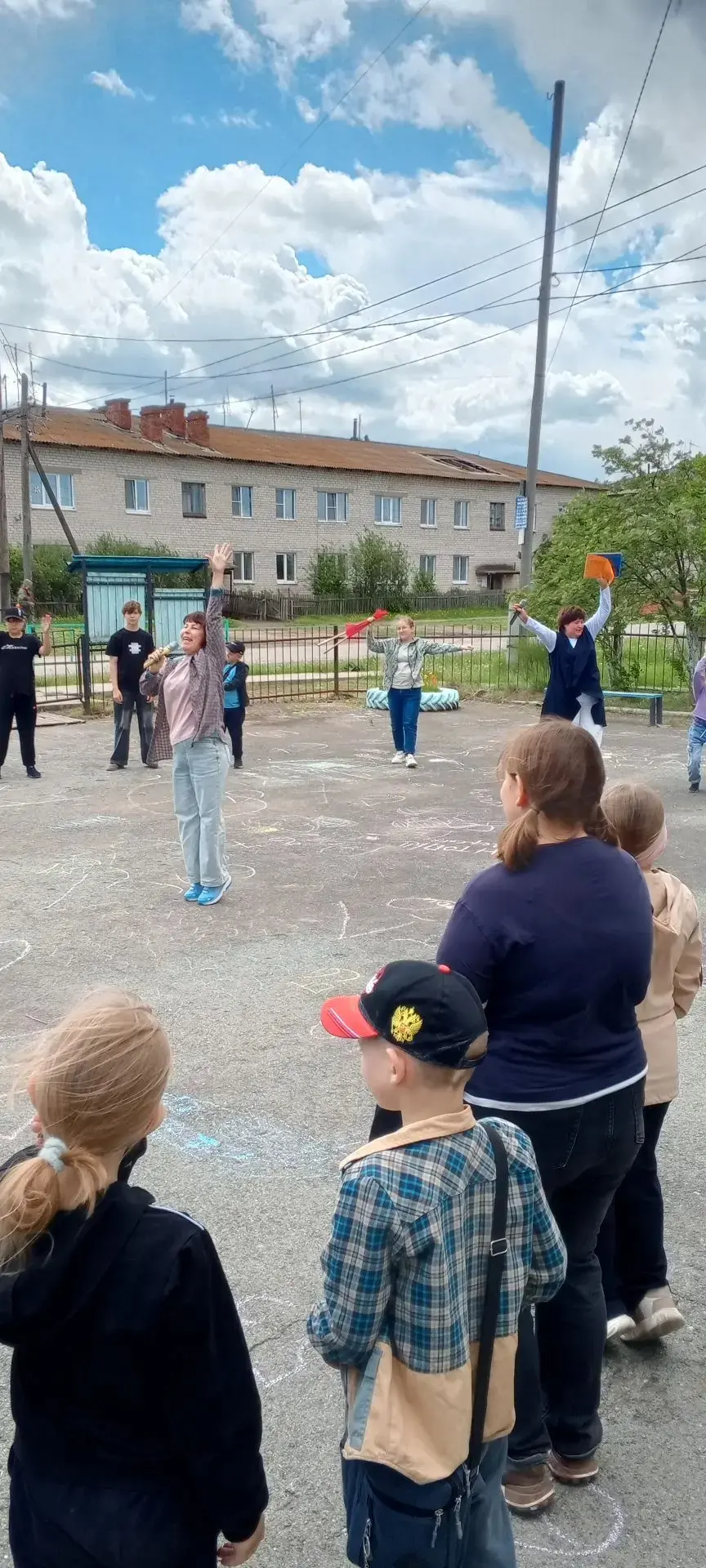 🎂 Фруктовый торт, вежливые слова и море игр: наш лагерь отметил День соседей!