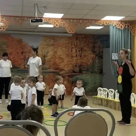 🚦 В детском саду прошёл праздник по правилам дорожного движения для малышей из групп «...