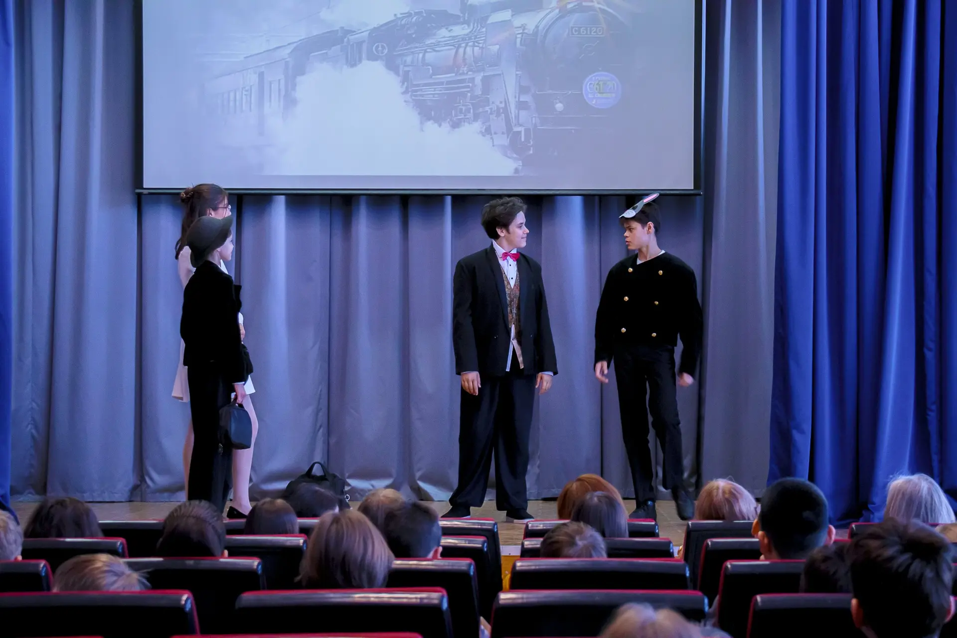 СПЕКТАКЛЬ «ТОТ САМЫЙ ЧЕХОВ»  🎭 В преддверии Всемирного дня театра в школе с аншлагом прошла премьера