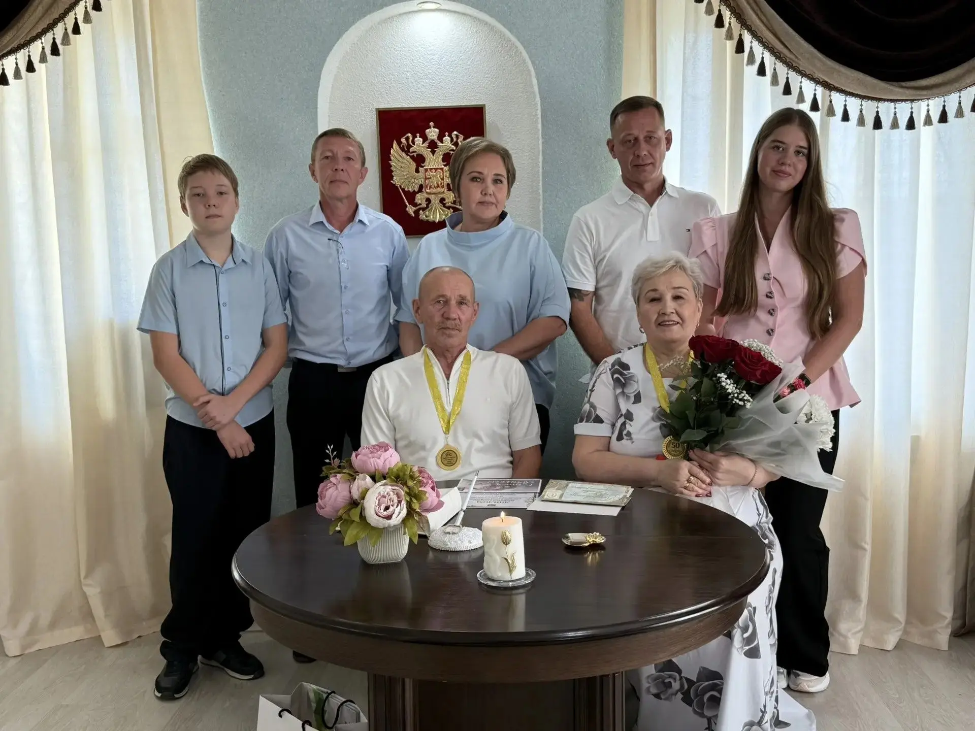 Посёлок начинался с дороги, с чемоданов, с первых шагов по этой земле. Он рос из разгов...