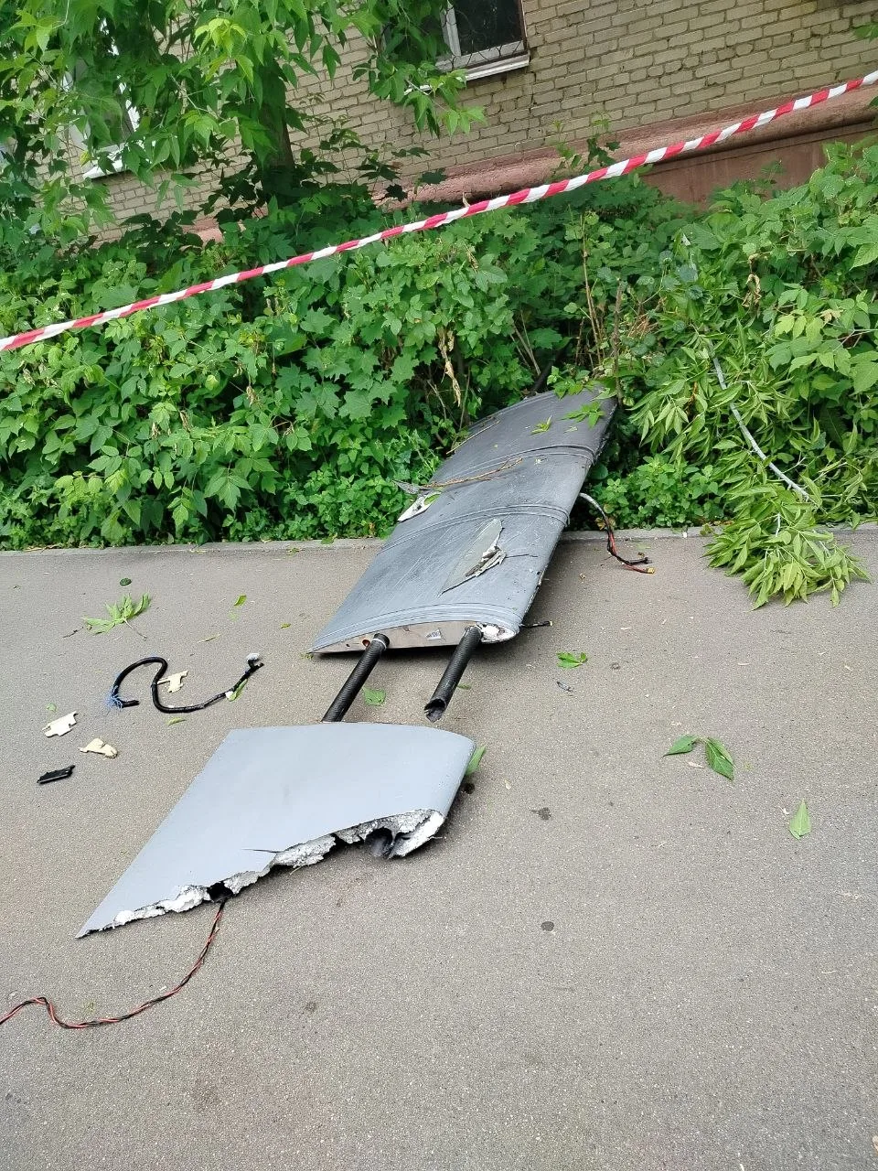 Обломки БПЛА на одной из городских улиц.