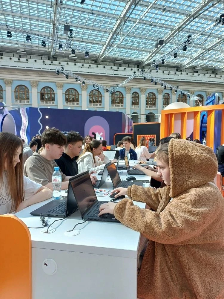 🎓 Наши девятиклассники — на Форуме колледжей в Гостином дворе!  Учащиеся 9-х классов нашей школы поб
