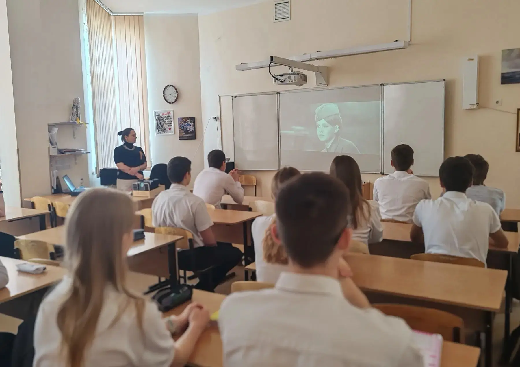 КИНОУРОКИ 🎥  Смотреть и помнить: в преддверии 9 Мая в нашей школе проходят особые кинопоказы  До вел