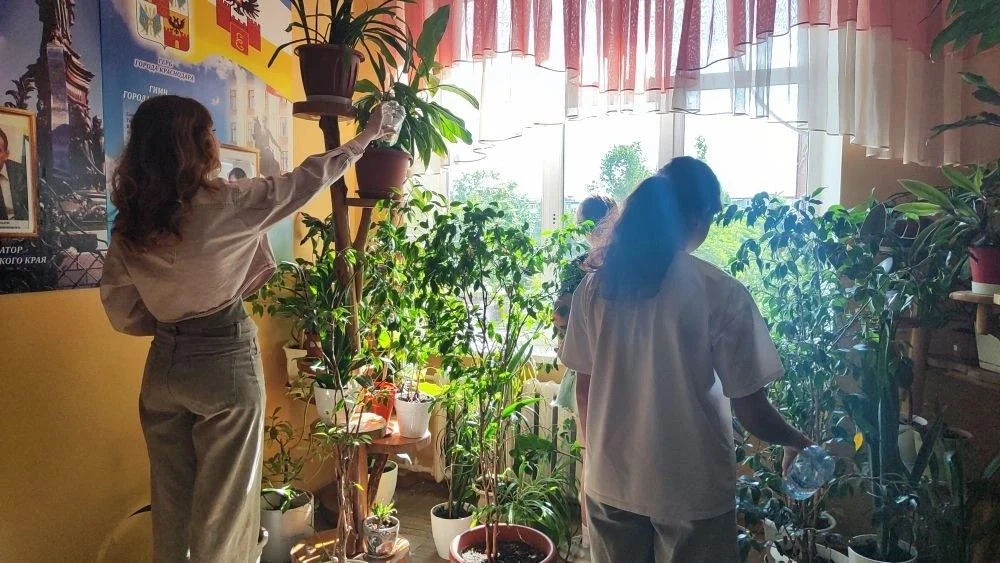☀️ Лето в лицее: чистота — в надёжных руках! 

Пока идут каникулы, наш лицей не теряет своего уюта —